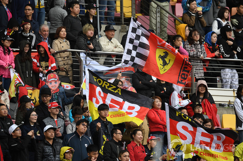 Des fans de Sebastian Vettel, Ferrari avec des drapeaux