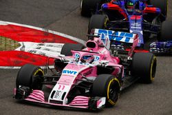 Sergio Perez, Force India VJM11, lidera a Brendon Hartley, Toro Rosso STR13 Honda