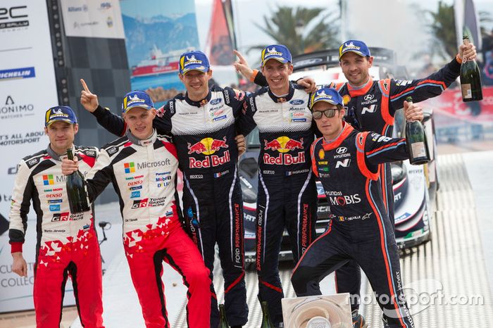 Podium: Ganadores, Sébastien Ogier, Julien Ingrassia, M-Sport Ford WRT Ford Fiesta WRC, segundo lugar, Ott Tänak, Martin Järveoja, Toyota Gazoo Racing WRT Toyota Yaris WRC, tercero, Thierry Neuville, Nicolas Gilsoul, Hyundai Motorsport Hyundai i20 Coupe WRC