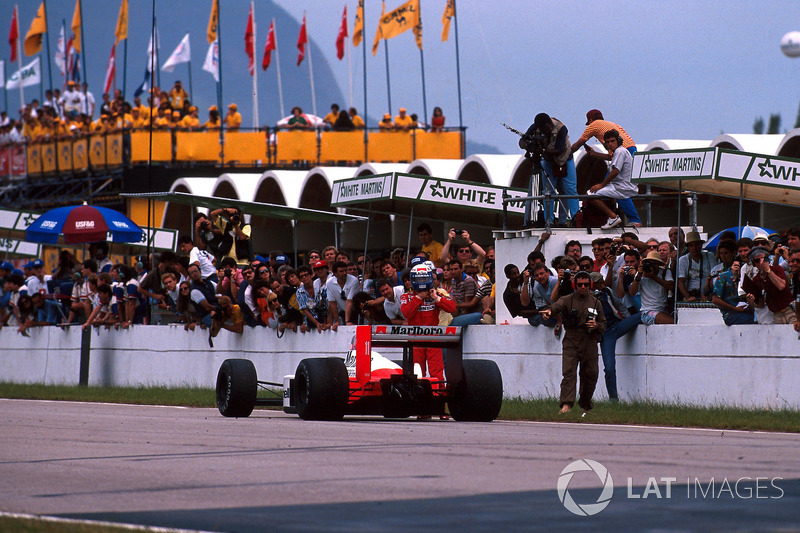 Le vainqueur Alain Prost, McLaren MP4/4, gare sa voiture dans la ligne droite