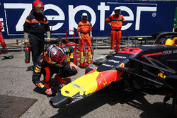 После аварии: Макс Ферстаппен, Red Bull Racing RB14