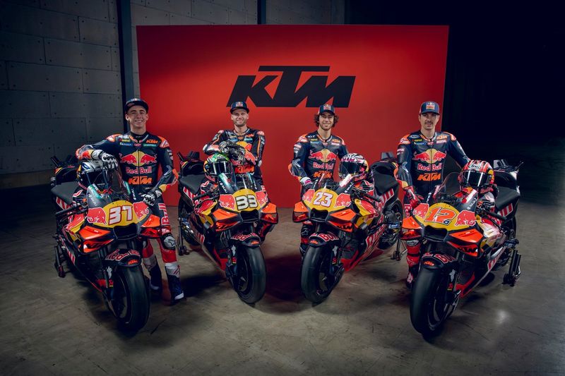 Les KTM de Pedro Acosta, Brad Binder, Enea Bastianini et Maverick Viñales