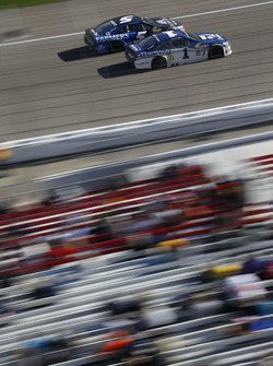 Jamie McMurray, Chip Ganassi Racing Chevrolet; Kasey Kahne, Hendrick Motorsports Chevrolet