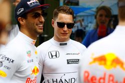 Daniel Ricciardo, Red Bull Racing, y Stoffel Vandoorne, McLaren