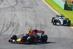 Макс Ферстаппен, Red Bull Racing RB13, випереджає Льюіса Хемілтона, Mercedes AMG F1 W08