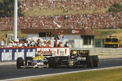 Ayrton Senna, Lotus 98T Renault overtakes Nigel Mansell, Williams FW11 Honda