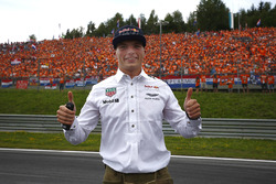 Max Verstappen, Red Bull, met Nederlandse fans op de achtergrond