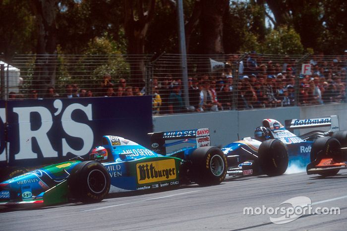 Damon Hill, Williams FW16B Renault bloquea una rueda al frenar y casi choca con Michael Schumacher, Benetton B194 Ford