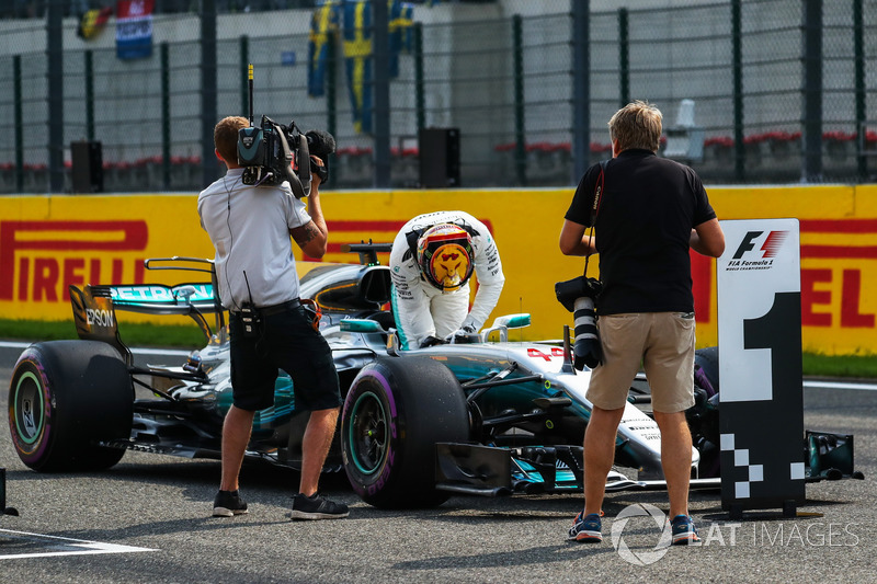Polesitter Lewis Hamilton, Mercedes-Benz F1 W08 in parc ferme