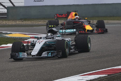 Valtteri Bottas, Mercedes AMG F1 W08, devant Daniel Ricciardo, Red Bull Racing RB13