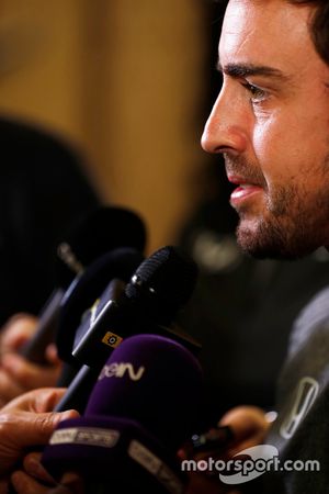 Fernando Alonso habla con los medios sobre la carrera en 2017 de las 500 millas de Indianápolis en u