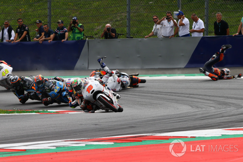 Jaume Masia, Platinum Bay Real Estate al frente del grupo y el choque de Bo Bendsneyder, Red Bull KTM Ajo y John McPhee, British Talent Team