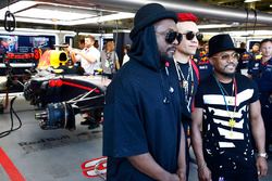 Los Black Eyed Peas posan frente al garaje de Red Bull