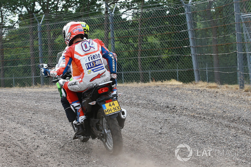 Andrea Dovizioso, Ducati Team, de retour au stand en scooter après un problème mécanique sur sa moto