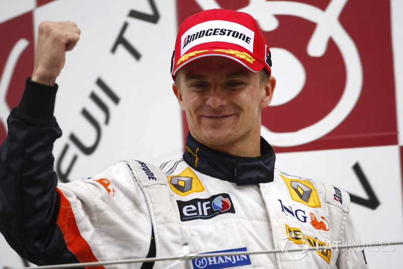 Podium: second place Heikki Kovalainen, Renault