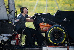 El McLaren MCL32 de Fernando Alonso es regresado a los pits