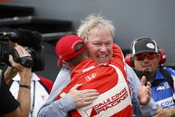 Sébastien Bourdais, Dale Coyne Racing Honda, celebrates his win with team owner Dale Coyne