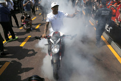 Льюіс Хемілтон, Mercedes AMG F1 W08 робить бернау на своєму мотоциклі MV Agusta Custom Dragster RR L