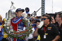 1. Takuma Sato, Andretti Autosport, Honda, mit Michael Andretti