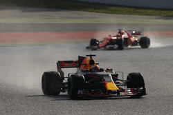 Макс Ферстаппен, Red Bull Racing RB13, и Кими Райкконен, Ferrari SF70H
