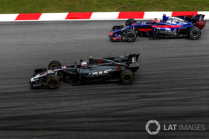Kevin Magnussen, Haas F1 Team VF-17 y Pierre Gasly, Scuderia Toro Rosso STR12