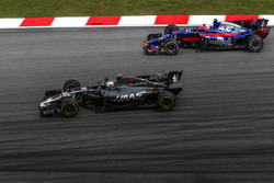 Kevin Magnussen, Haas F1 Team VF-17 et Pierre Gasly, Scuderia Toro Rosso STR12