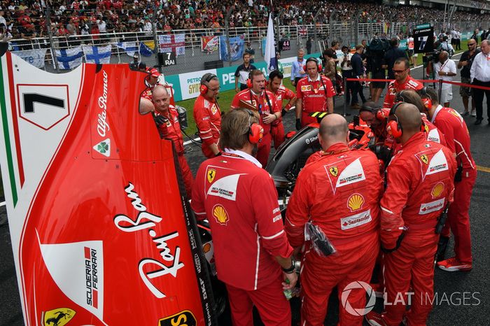 Ferrari mecánicos observan el coche de Kimi Raikkonen, Ferrari SF70-H con problemas de Turbo
