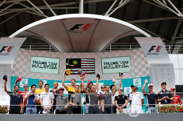 Pilotos de fórmula 1 en el podio en el último previsto el gran premio de Malasia. LR: Daniel Ricciardo, Red Bull Racing, Kimi Raikkonen, Ferrari, paseo lanza, Williams, Jolyon Palmer, Renault Sport F1 Team, Esteban Ocon, Force India, Marcus Ericsson, Saube