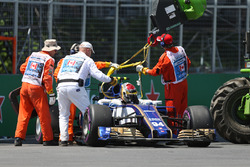 Marshals recover the car of Pascal Wehrlein, Sauber C36