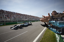 Lewis Hamilton, Mercedes AMG F1 W08, passe la ligne et s'impose