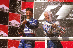 Podium: race winnaar Jacques Villeneuve, Williams Renault, tweede Damon Hill, Arrows