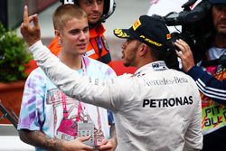 Justin Bieber, Singer con el ganador de la carrerar Lewis Hamilton, Mercedes AMG F1 en parc ferme