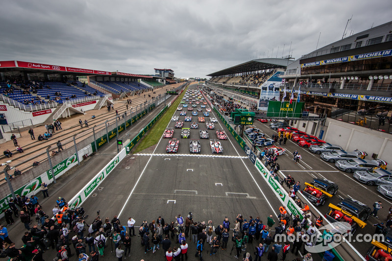 La sesión de fotos tradicional de los coches de Le Mans