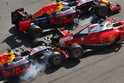 Daniil Kvyat, Red Bull Racing RB12 crash met Sebastian Vettel, Ferrari SF16-H bij de start