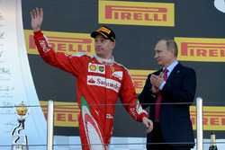 Podium: tercero, Kimi Raikkonen, Ferrari y Vladimir Putin, Presidente de Rusia.