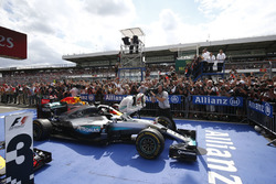 Переможець гонки Льюіс Хемілтон, Mercedes AMG F1 W07 Hybrid, в закритому парку