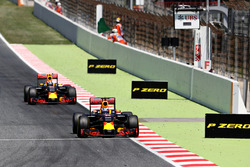 Даниэль Риккардо, Red Bull Racing едет впереди Макса Ферстаппена, Red Bull Racing