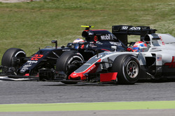 Romain Grosjean, Haas F1 Team y Jenson Button, McLaren Honda
