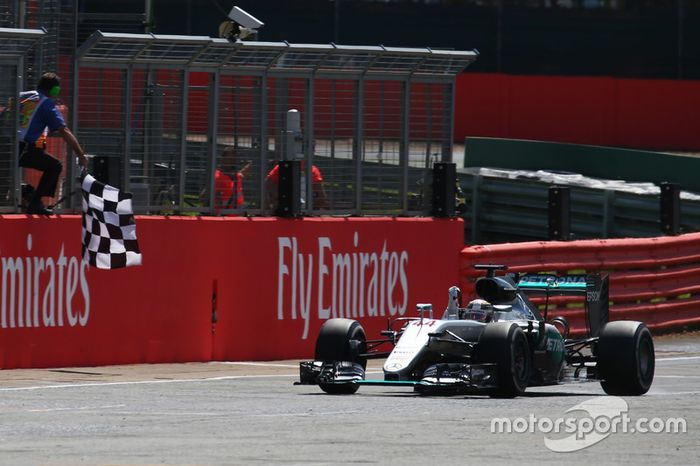 Ganador de la carrera Lewis Hamilton, Mercedes AMG F1 W07 toma la bandera a cuadros
