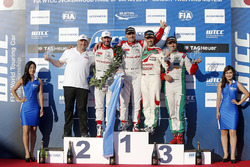 Podium: winner Yvan Muller, Citroën World Touring Car Team, second place José María López, Citroën W