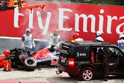 De beschadigde Scuderia Toro Rosso STR11 van Daniil Kvyat na zijn crash