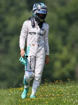 Nico Rosberg, Mercedes AMG F1 W07 Hybrid va a sbattere nella terza sessione di prove libere