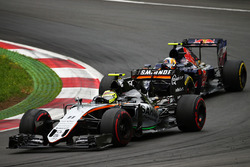 Sergio Perez, Sahara Force India F1 VJM09 e Carlos Sainz Jr., Scuderia Toro Rosso STR11