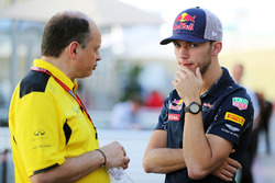 Гоночный директор Renault Sport F1 Фредерик Вассёр и третий пилот Red Bull Racing Пьер Гасли
