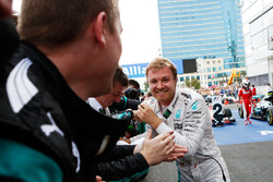 Победитель гонки - Нико Росберг, Mercedes AMG F1 празднует в закрытом парке