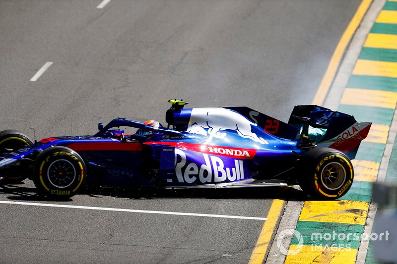 Alexander Albon, Toro Rosso STR14, part en tête-à-queue