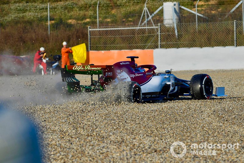 Kimi Raikkonen, Alfa Romeo Racing C38, va in testacoda e finisce nella sabbia, nella mattinata di apertura dei test