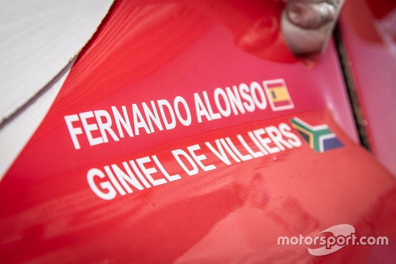 301# Toyota Gazoo Racing Toyota Hilux: Fernando Alonso, Giniel de Villiers, logo detail