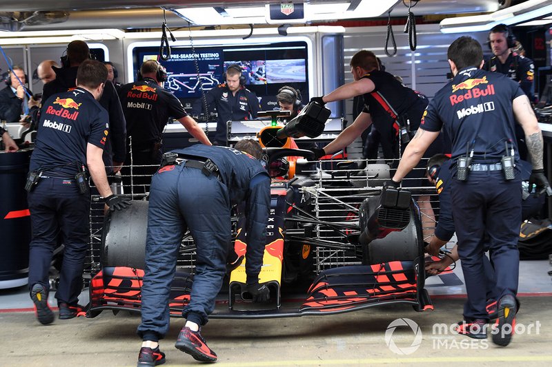 Max Verstappen, Red Bull Racing RB15 con sensori aerodinamici viene portata nel box