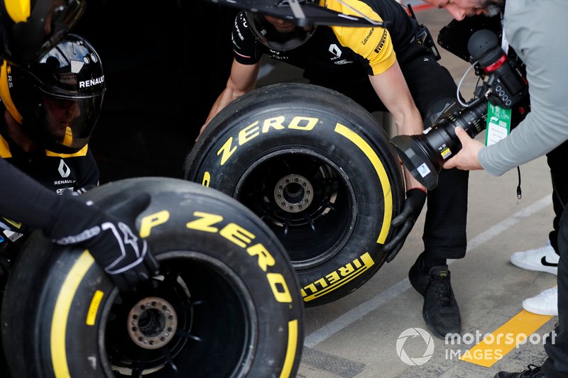 Les mécaniciens Renault avec les pneus Pirelli